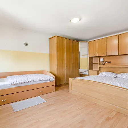Dom wakacyjny House Pod Ledinco *